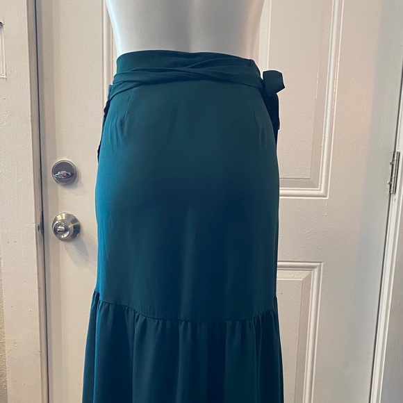 Wrap around long green skirt, adjustable waist. - Picture 2 of 5